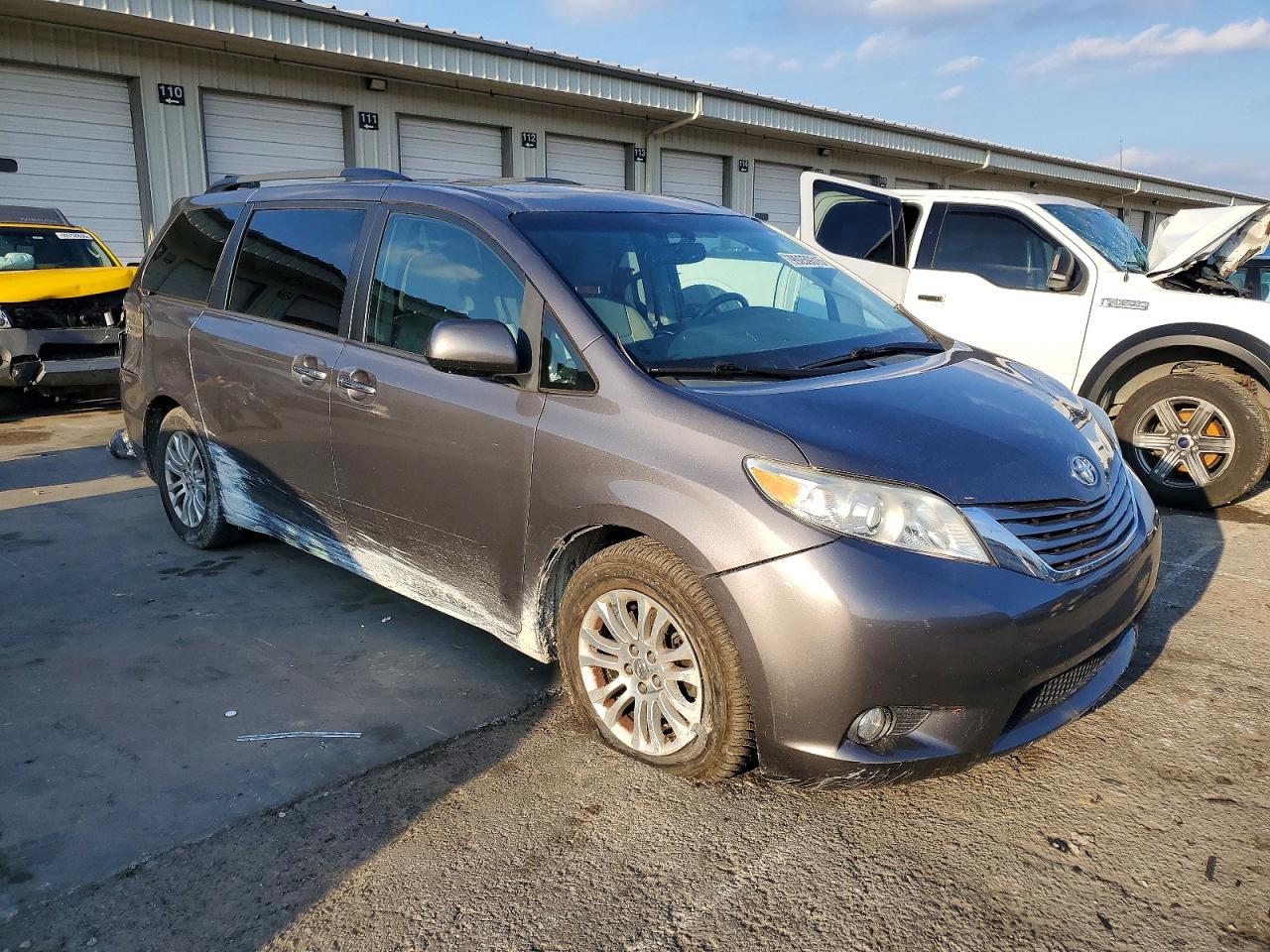 2016 TOYOTA SIENNA XLE photo 4