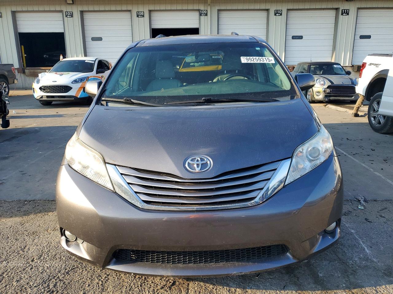 2016 TOYOTA SIENNA XLE photo 5