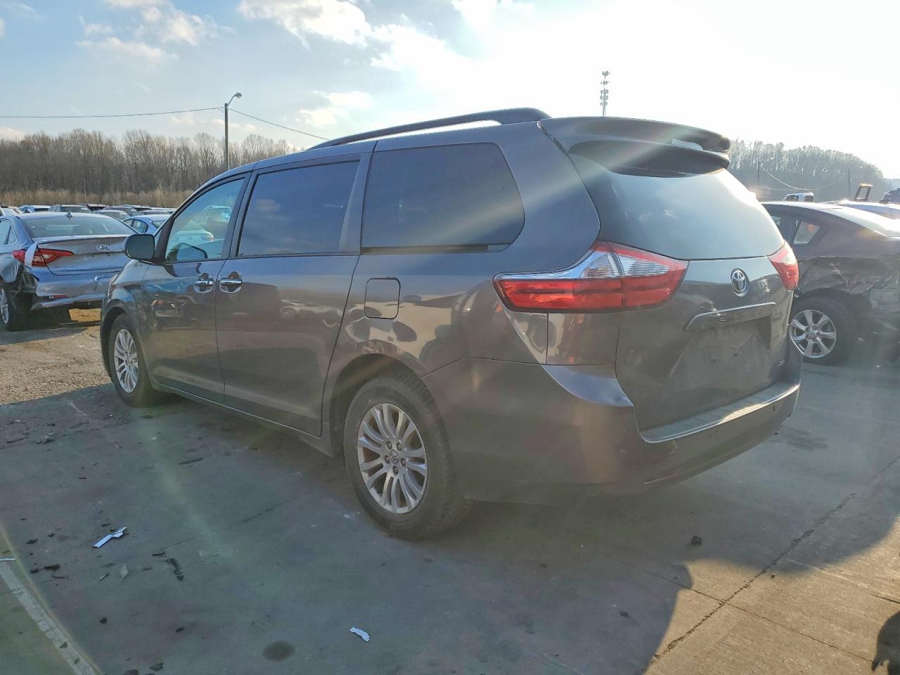 2016 TOYOTA SIENNA XLE photo 2
