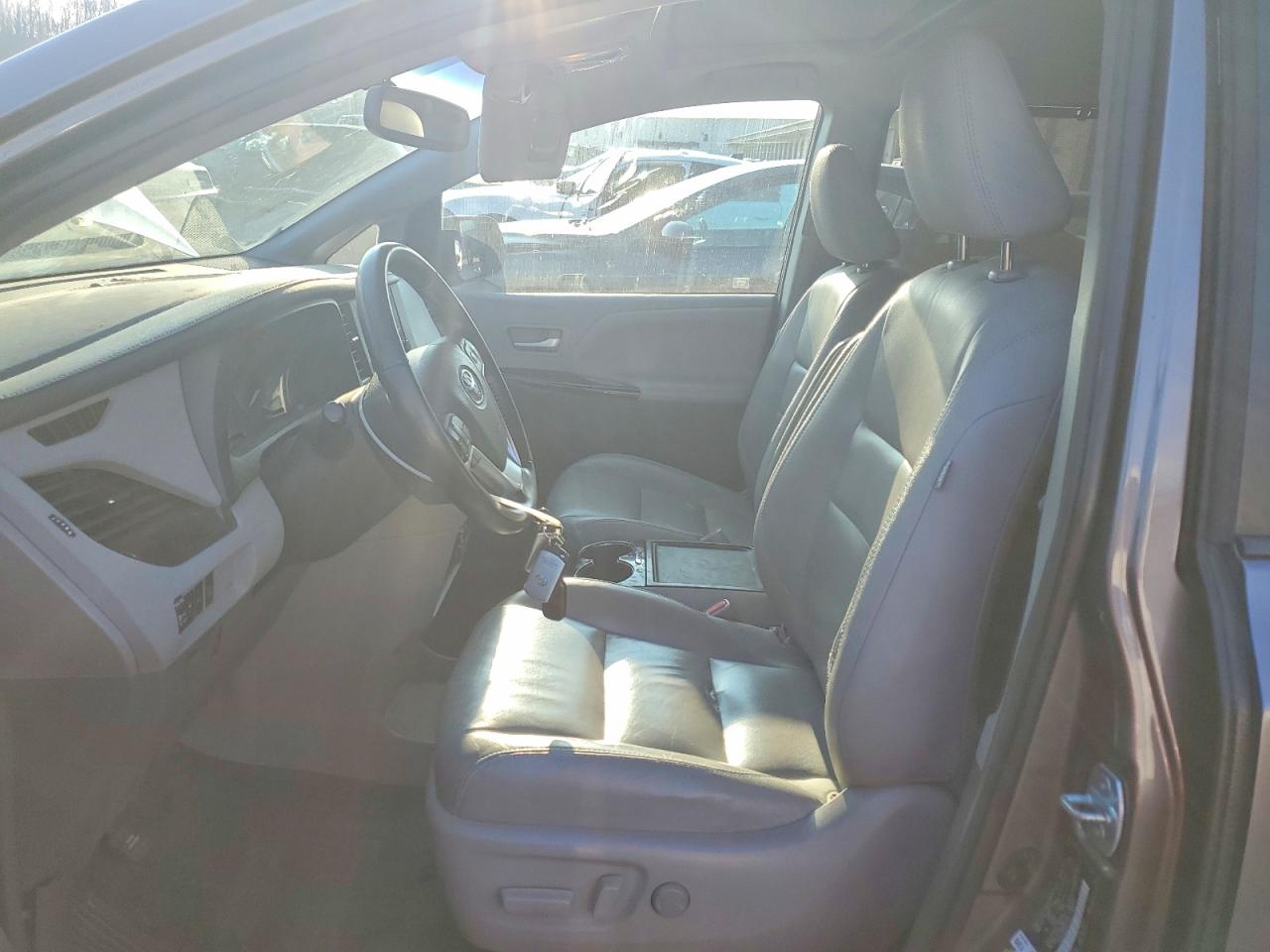 2016 TOYOTA SIENNA XLE photo 7