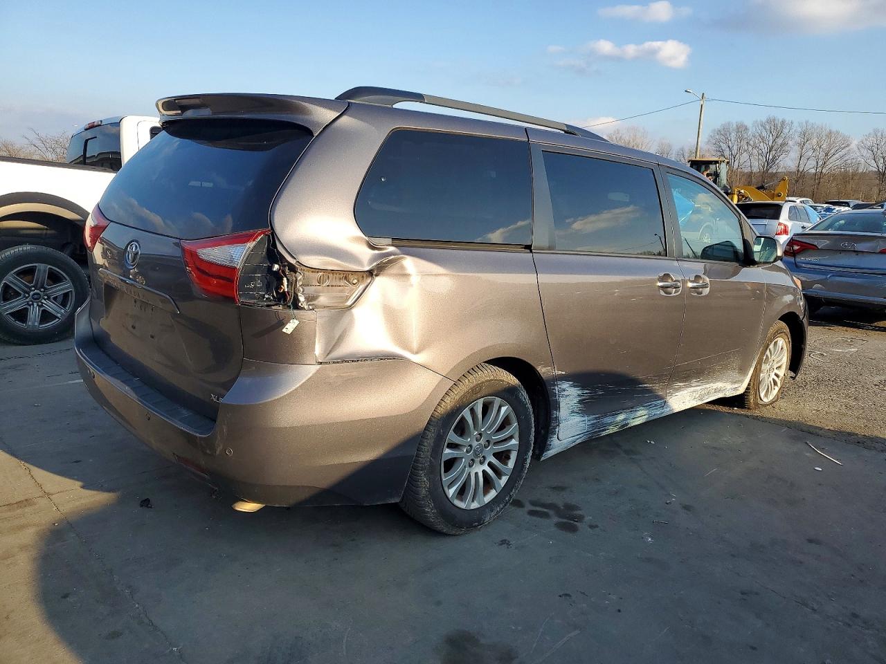 2016 TOYOTA SIENNA XLE photo 3