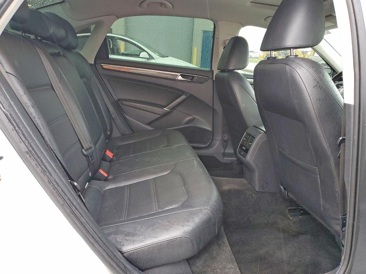 2017 VOLKSWAGEN PASSAT SE photo 10