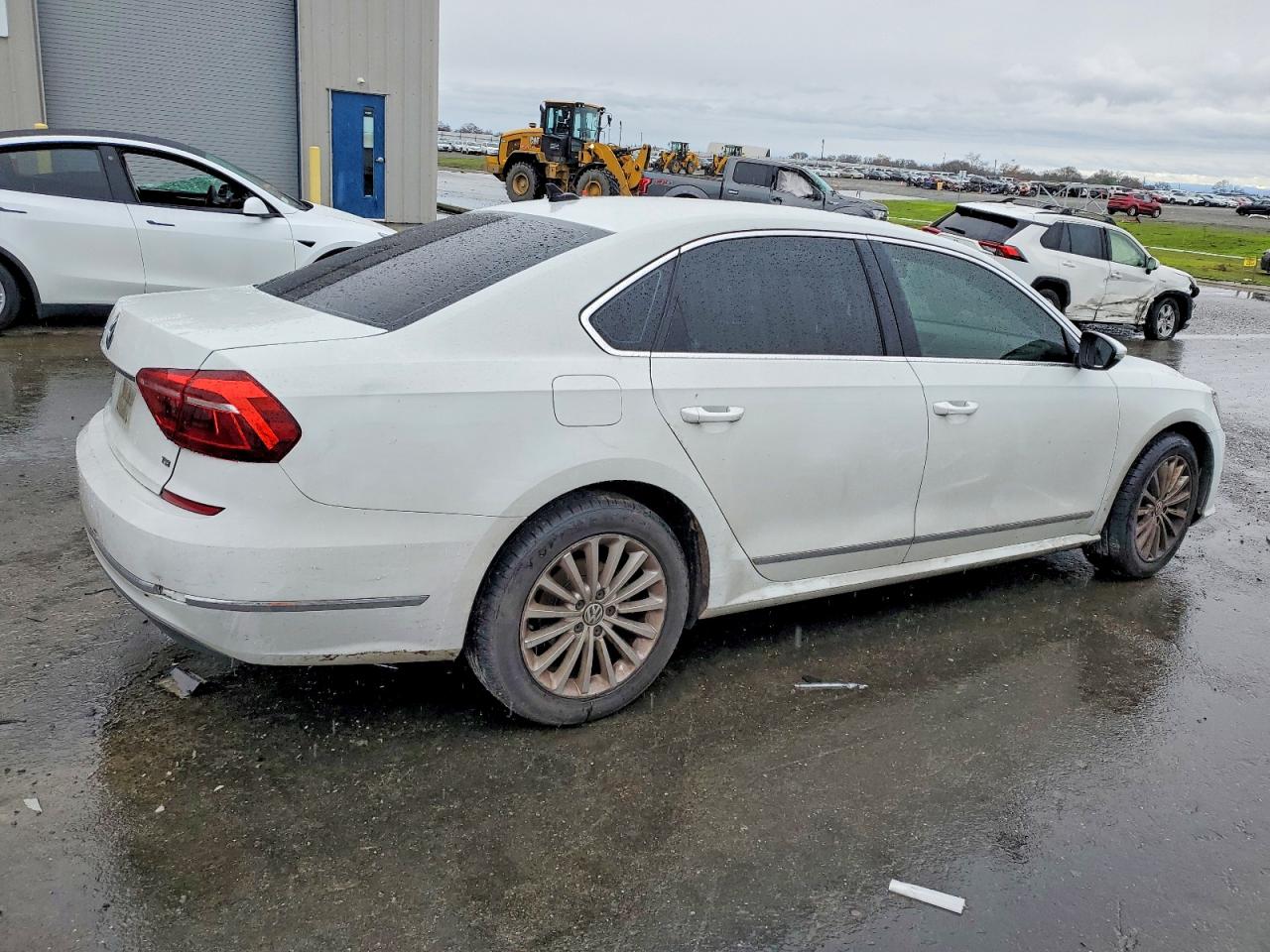 2017 VOLKSWAGEN PASSAT SE photo 3