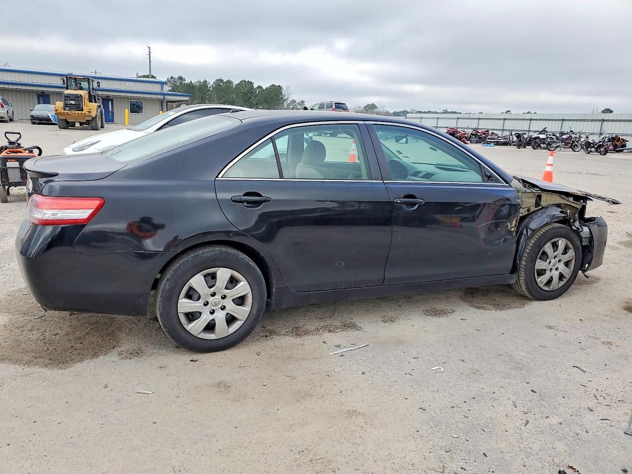 2011 TOYOTA CAMRY BASE photo 3
