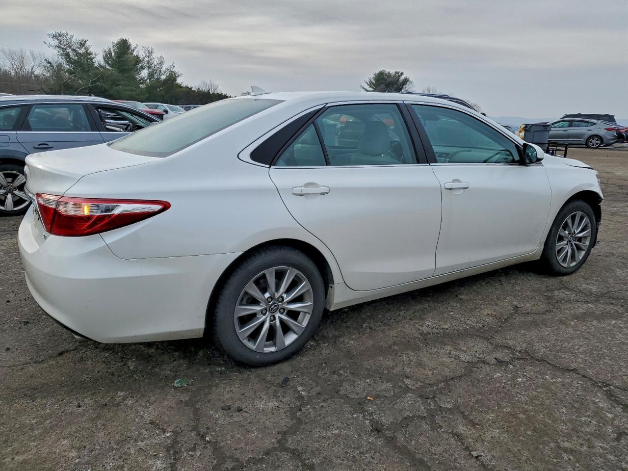 2017 TOYOTA CAMRY LE photo 3