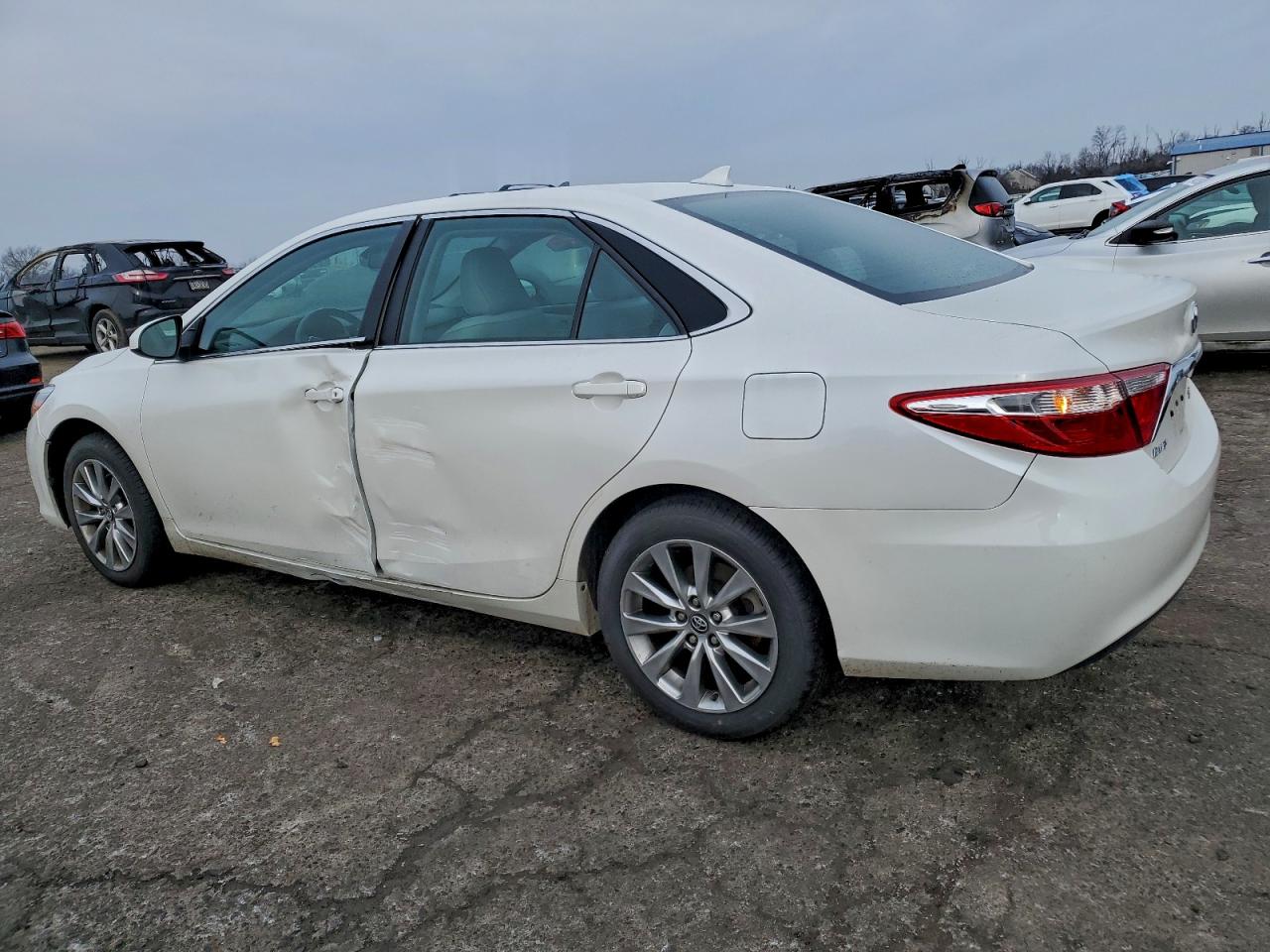 2017 TOYOTA CAMRY LE photo 2