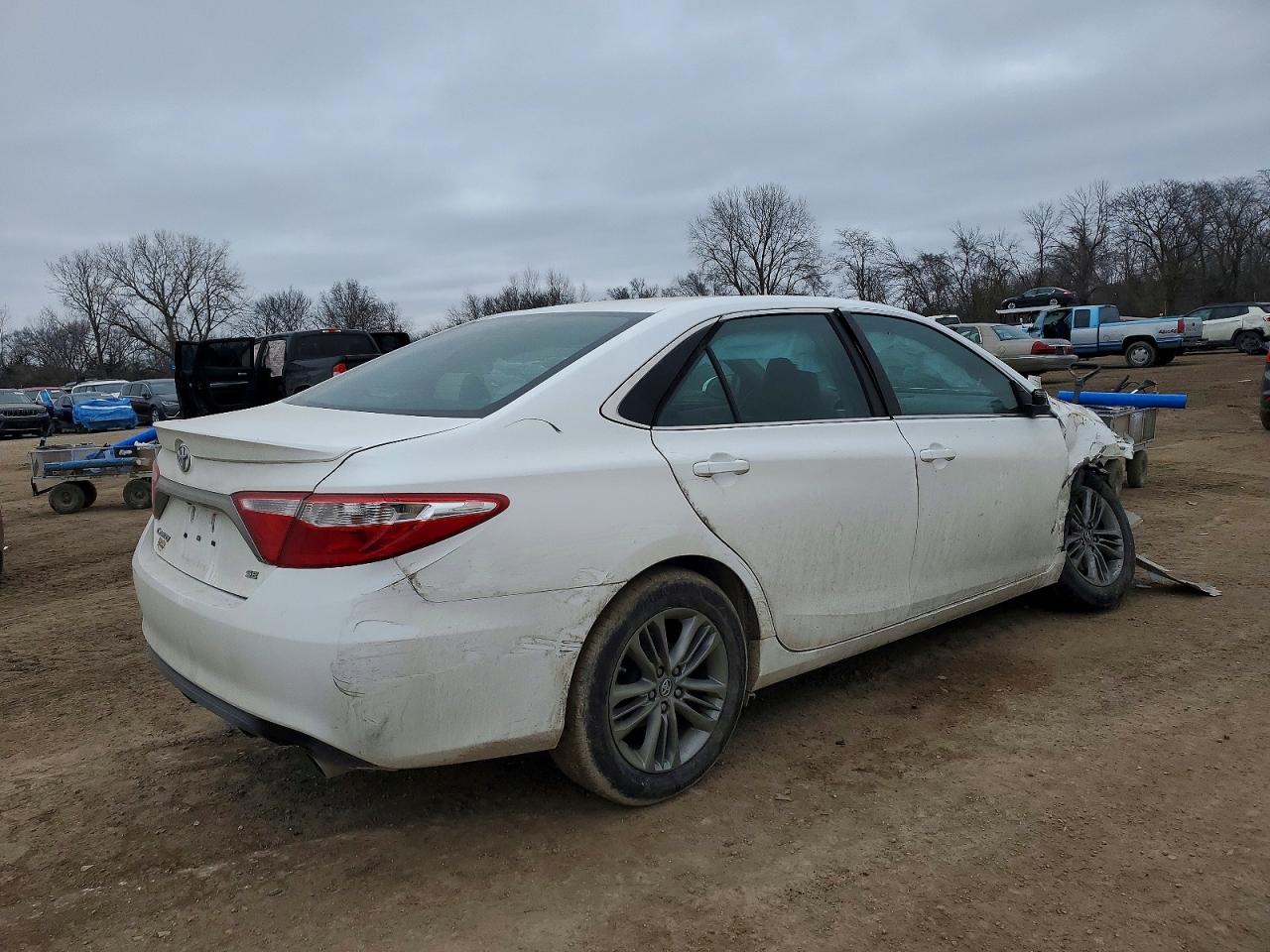 2017 TOYOTA CAMRY LE photo 3