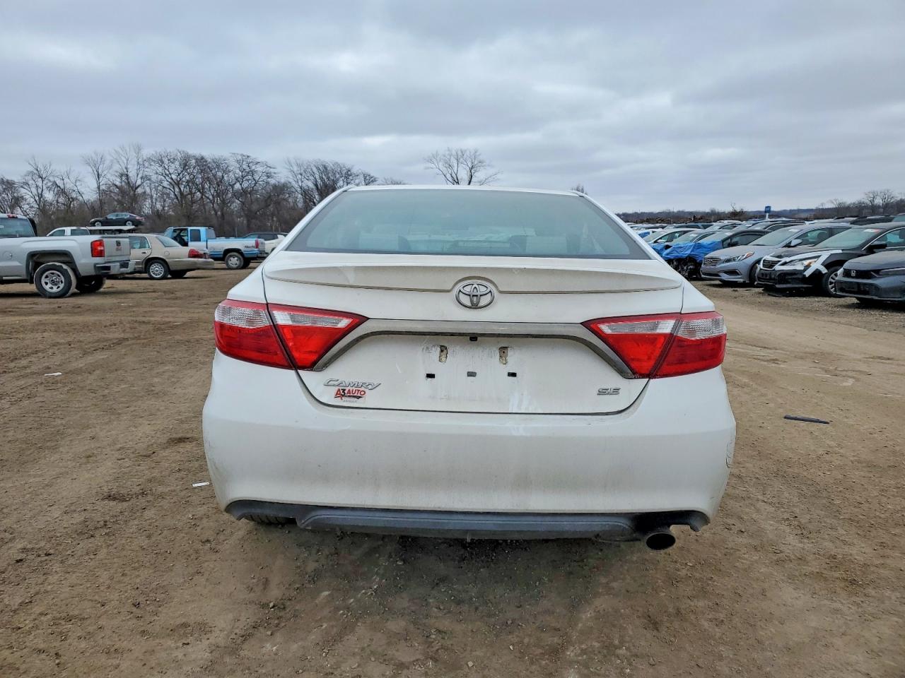 2017 TOYOTA CAMRY LE photo 6