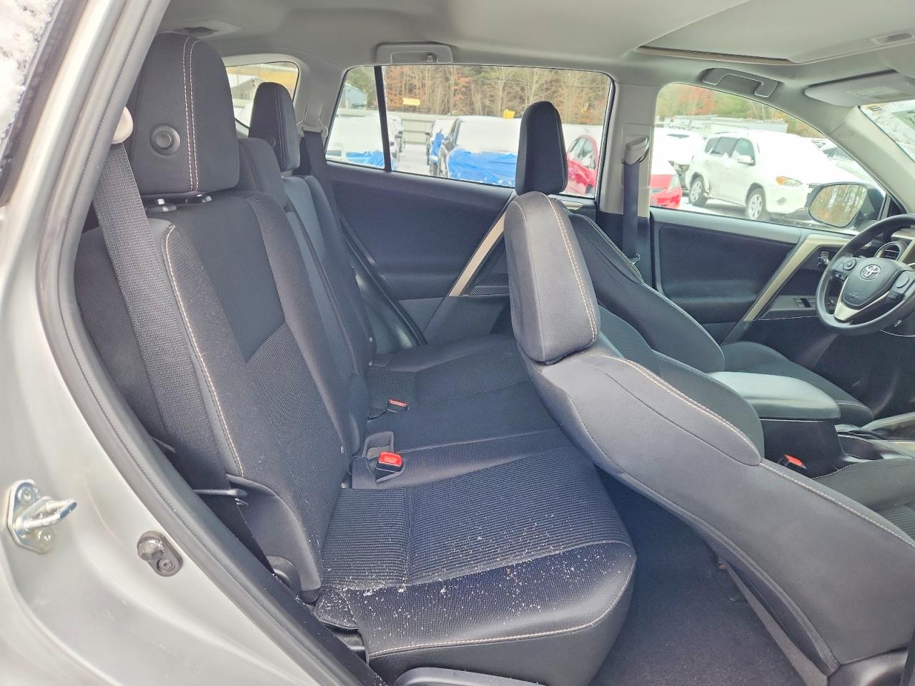 2015 TOYOTA RAV4 XLE photo 11