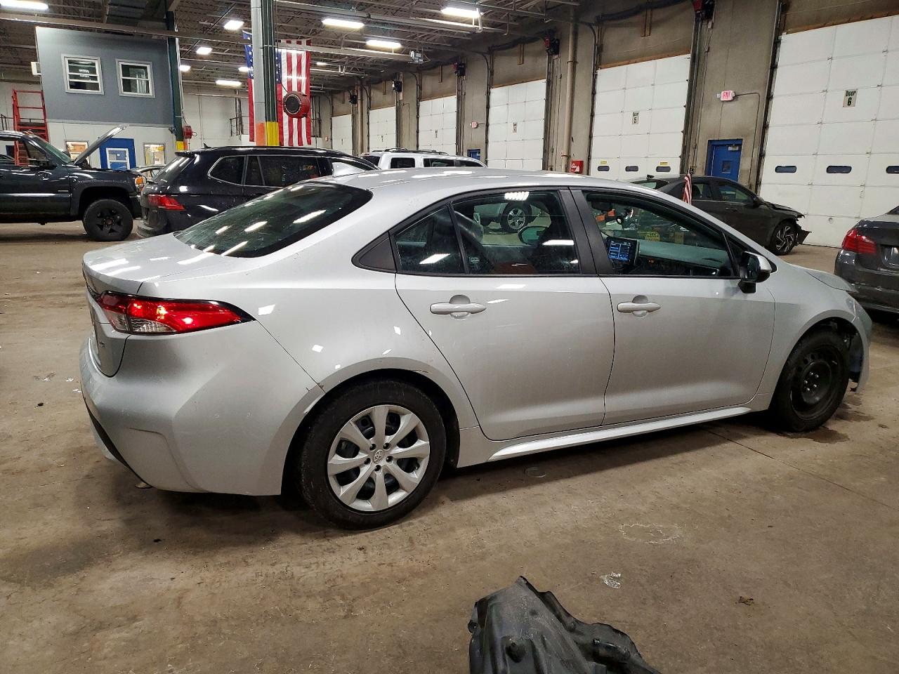 2021 TOYOTA COROLLA LE photo 3