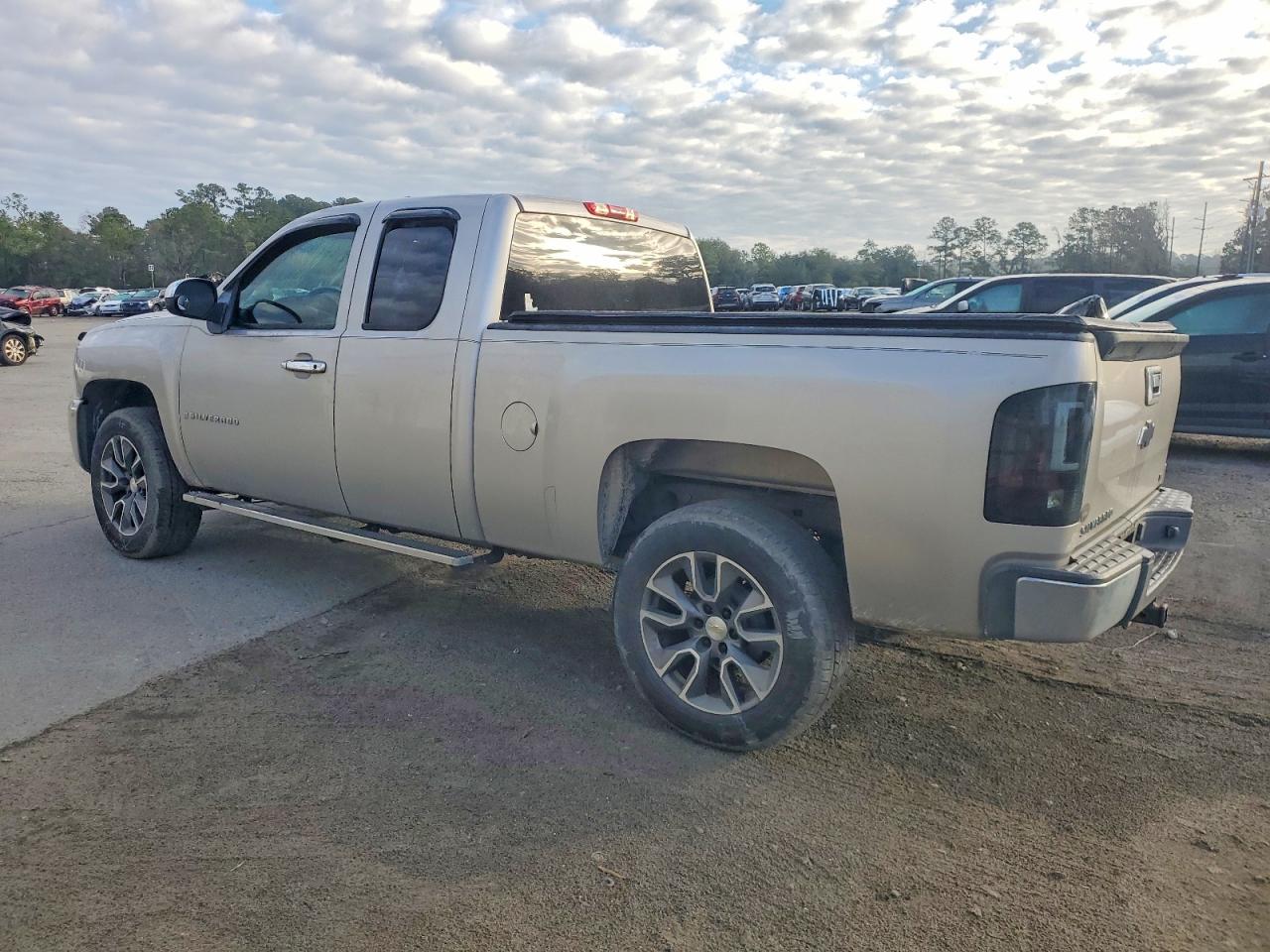 2009 CHEVROLET SILVERADO C1500 LT photo 2