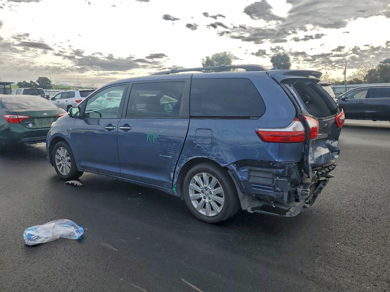 2016 TOYOTA SIENNA XLE photo 2