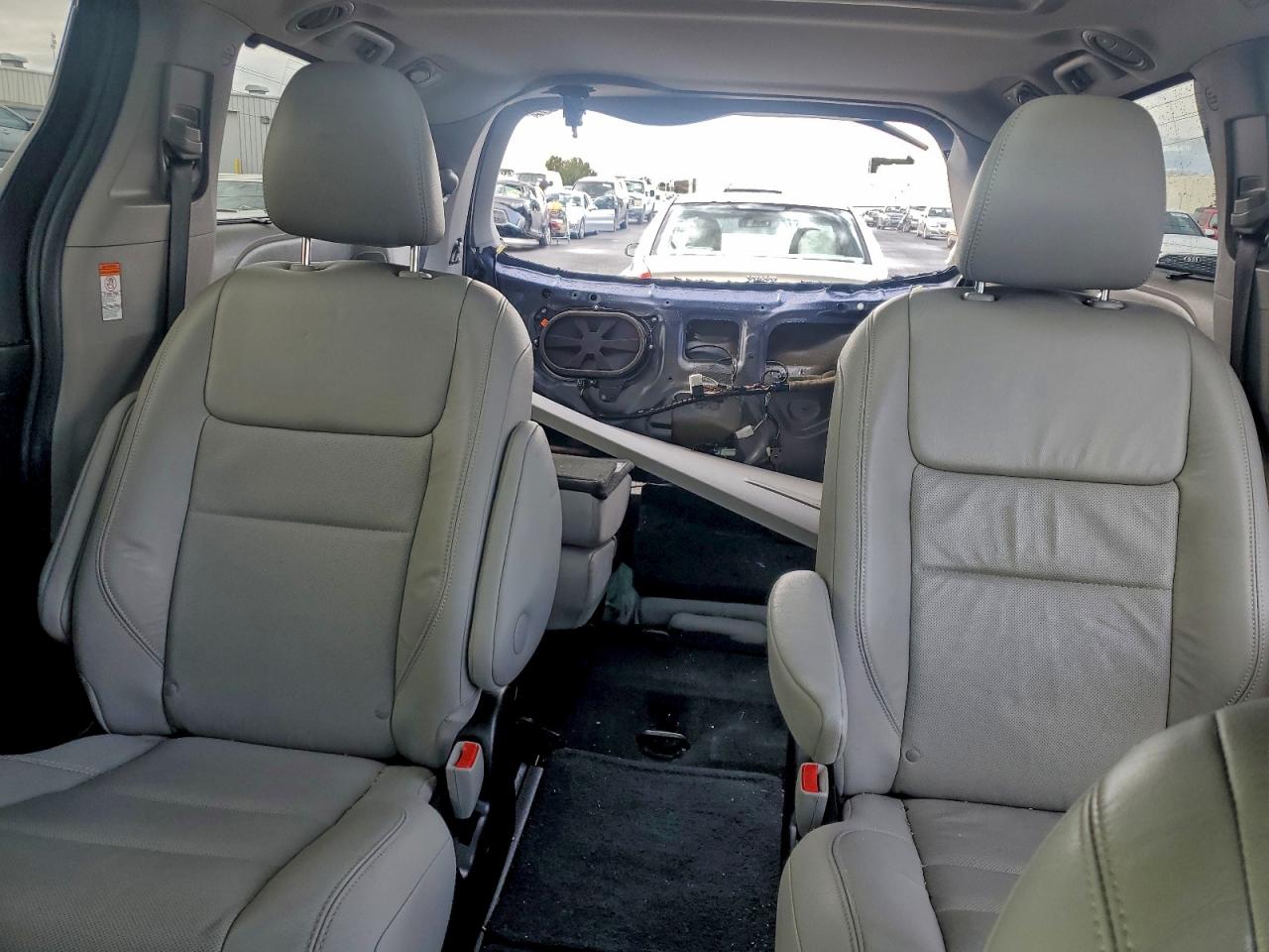 2016 TOYOTA SIENNA XLE photo 10