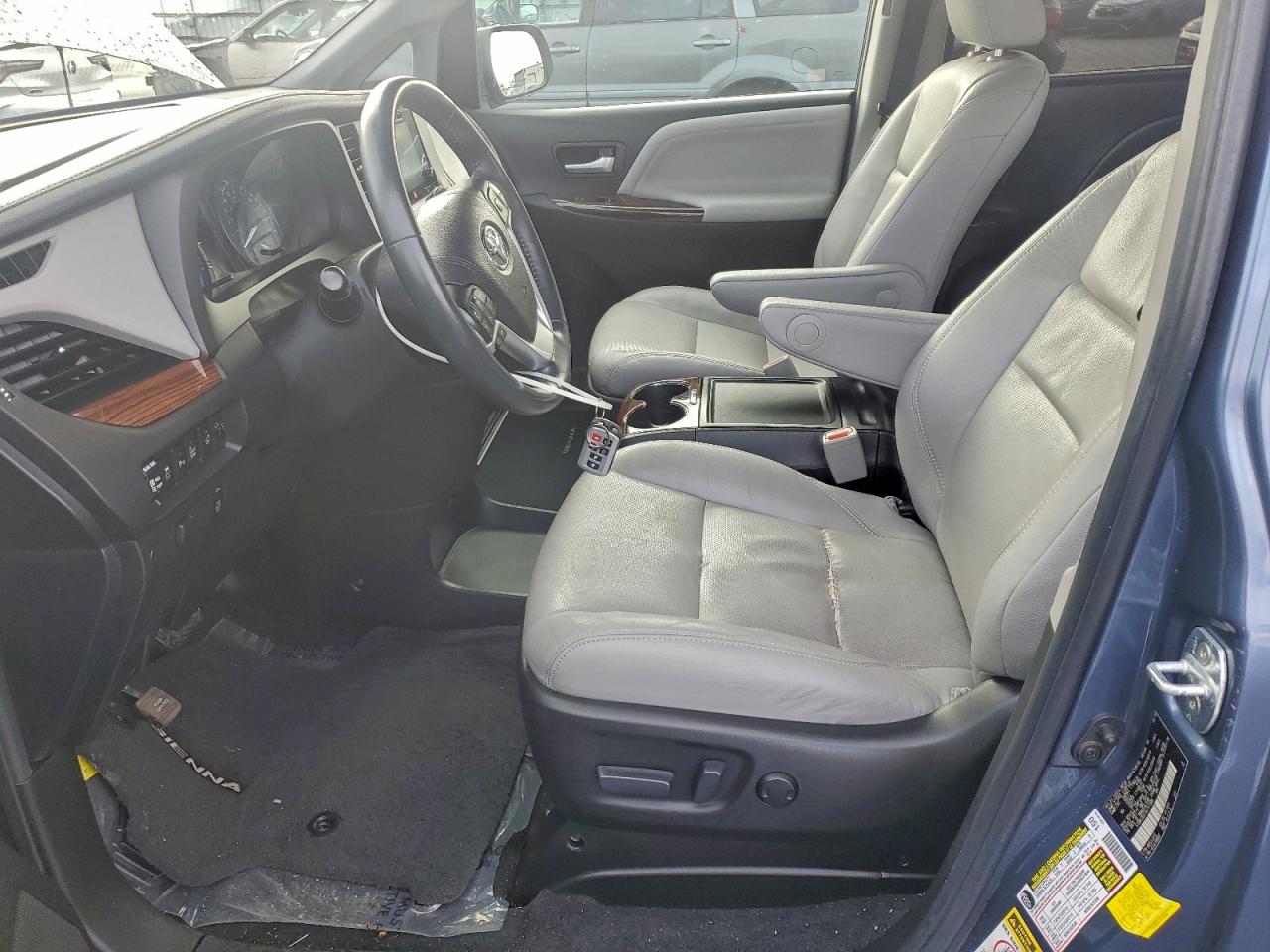 2016 TOYOTA SIENNA XLE photo 7