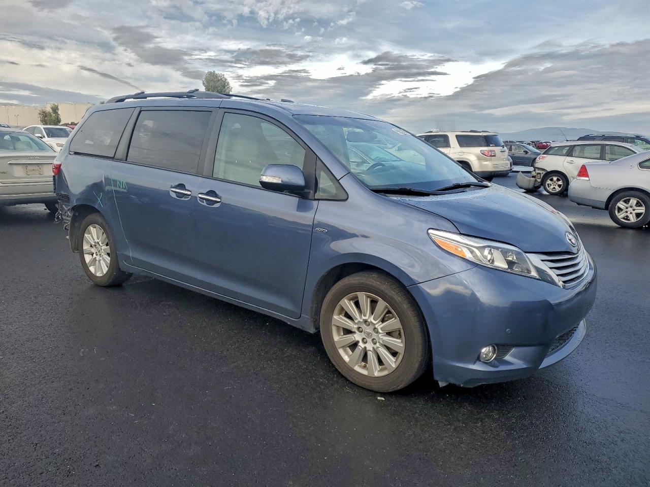 2016 TOYOTA SIENNA XLE photo 4