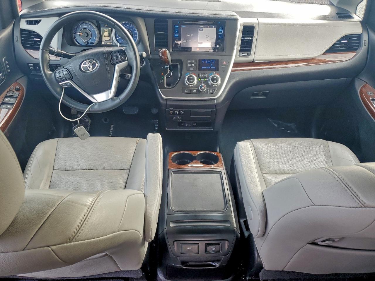 2016 TOYOTA SIENNA XLE photo 8