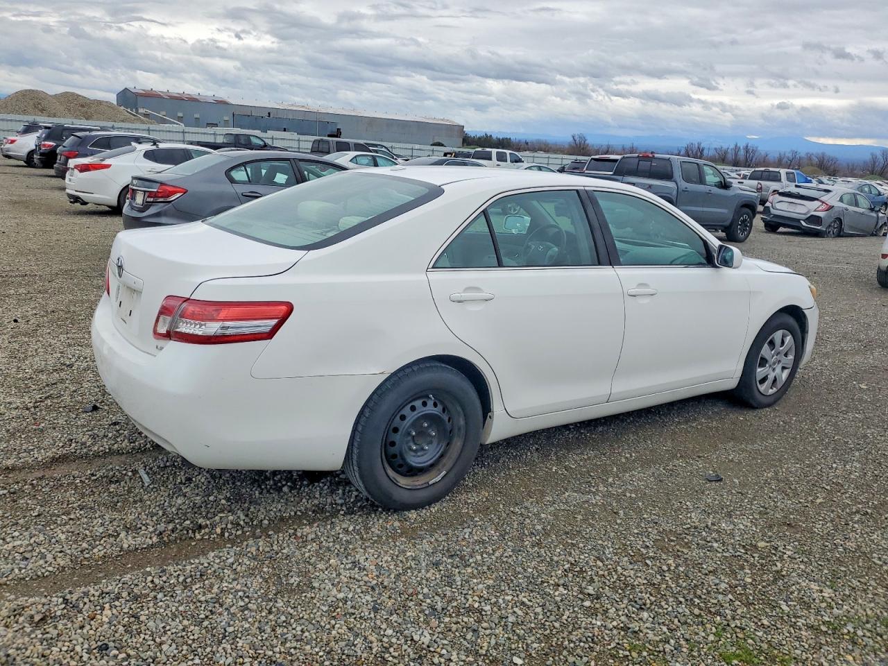 2011 TOYOTA CAMRY BASE photo 3
