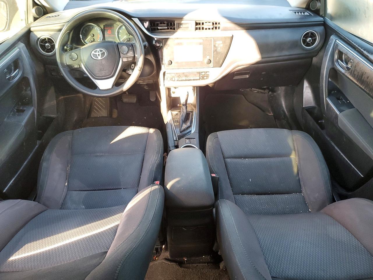 2017 TOYOTA COROLLA LE photo 8