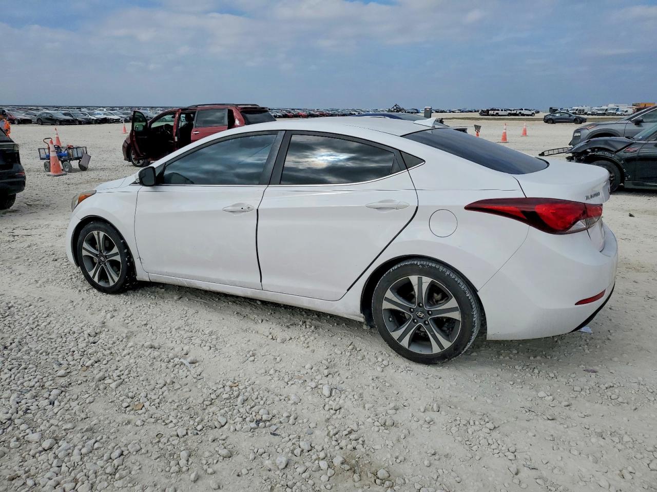 2015 HYUNDAI ELANTRA SE photo 2