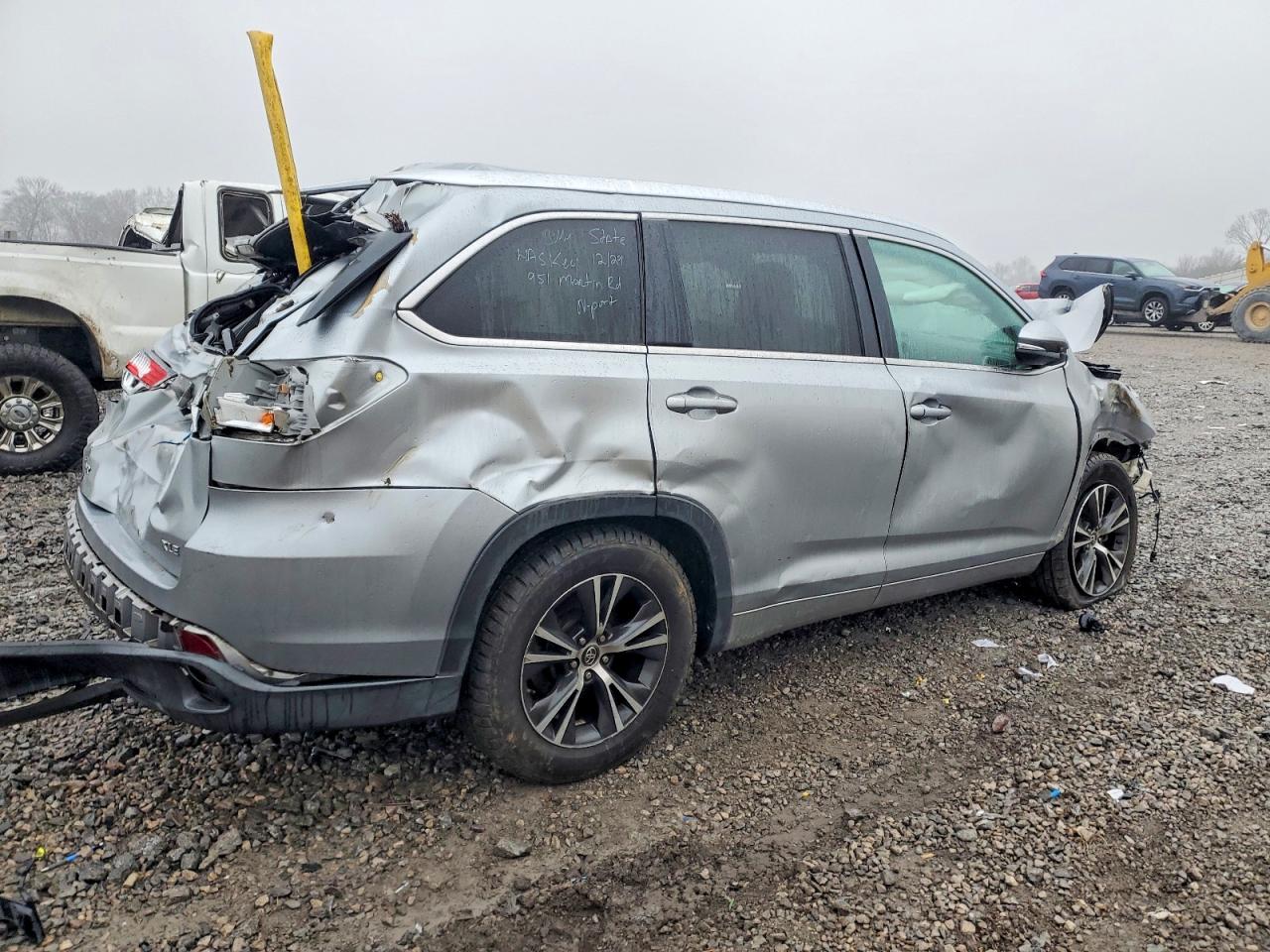 2016 TOYOTA HIGHLANDER XLE photo 3