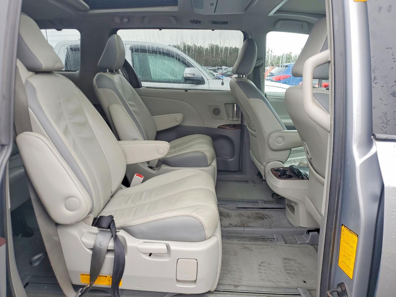 2013 TOYOTA SIENNA XLE photo 11