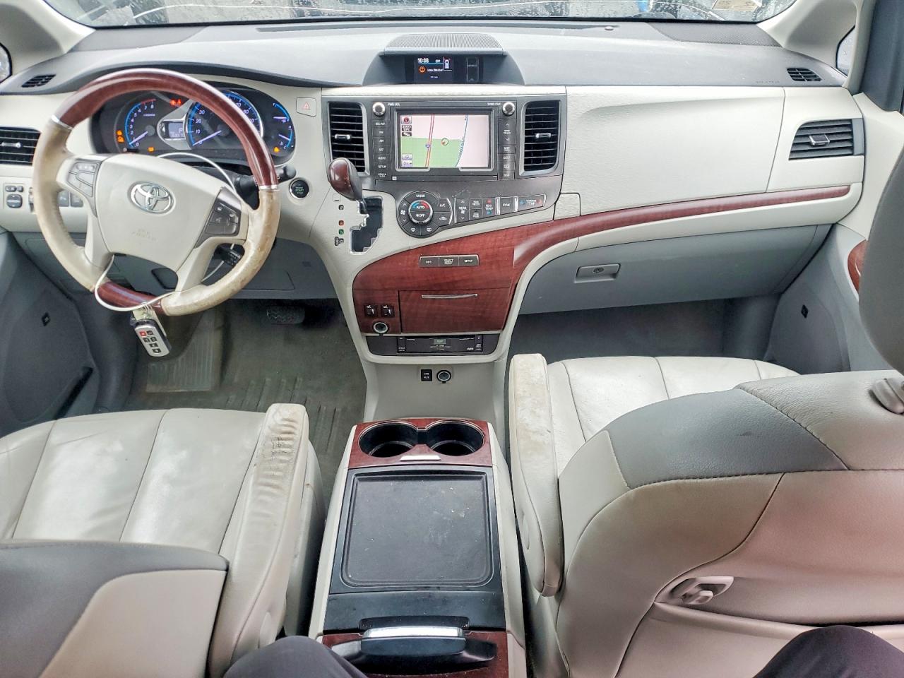 2013 TOYOTA SIENNA XLE photo 8