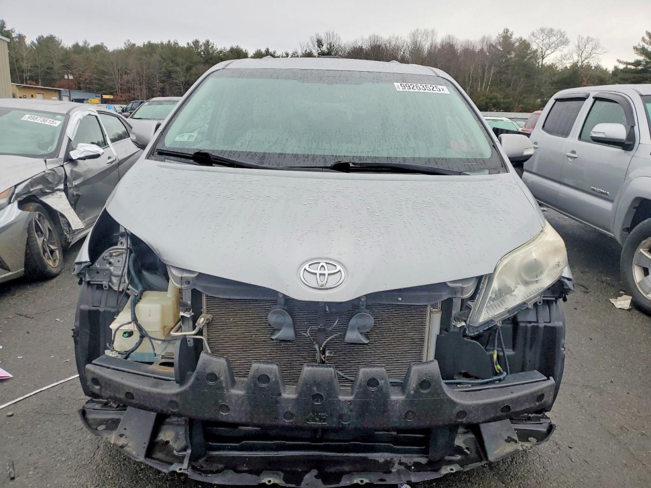2013 TOYOTA SIENNA XLE photo 5
