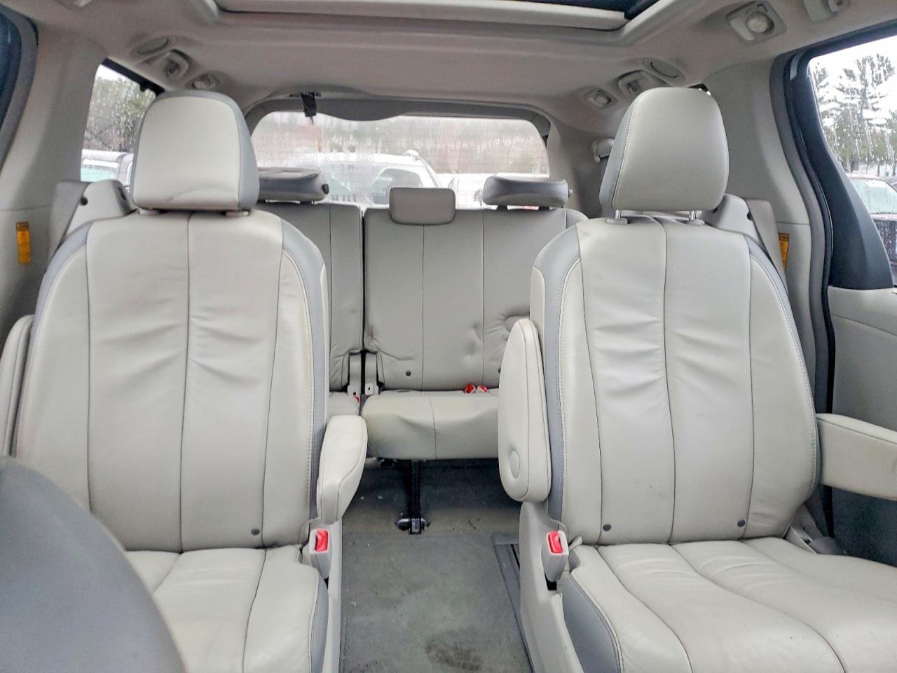 2013 TOYOTA SIENNA XLE photo 10