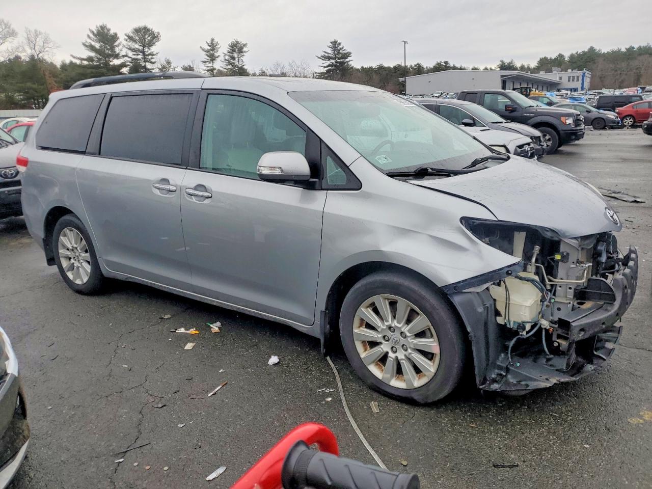 2013 TOYOTA SIENNA XLE photo 4