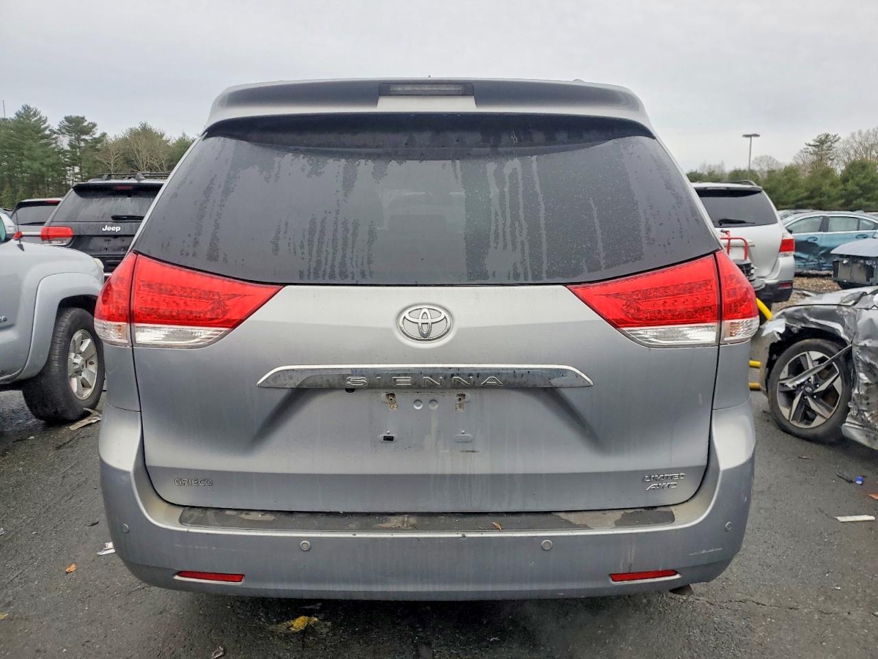 2013 TOYOTA SIENNA XLE photo 6