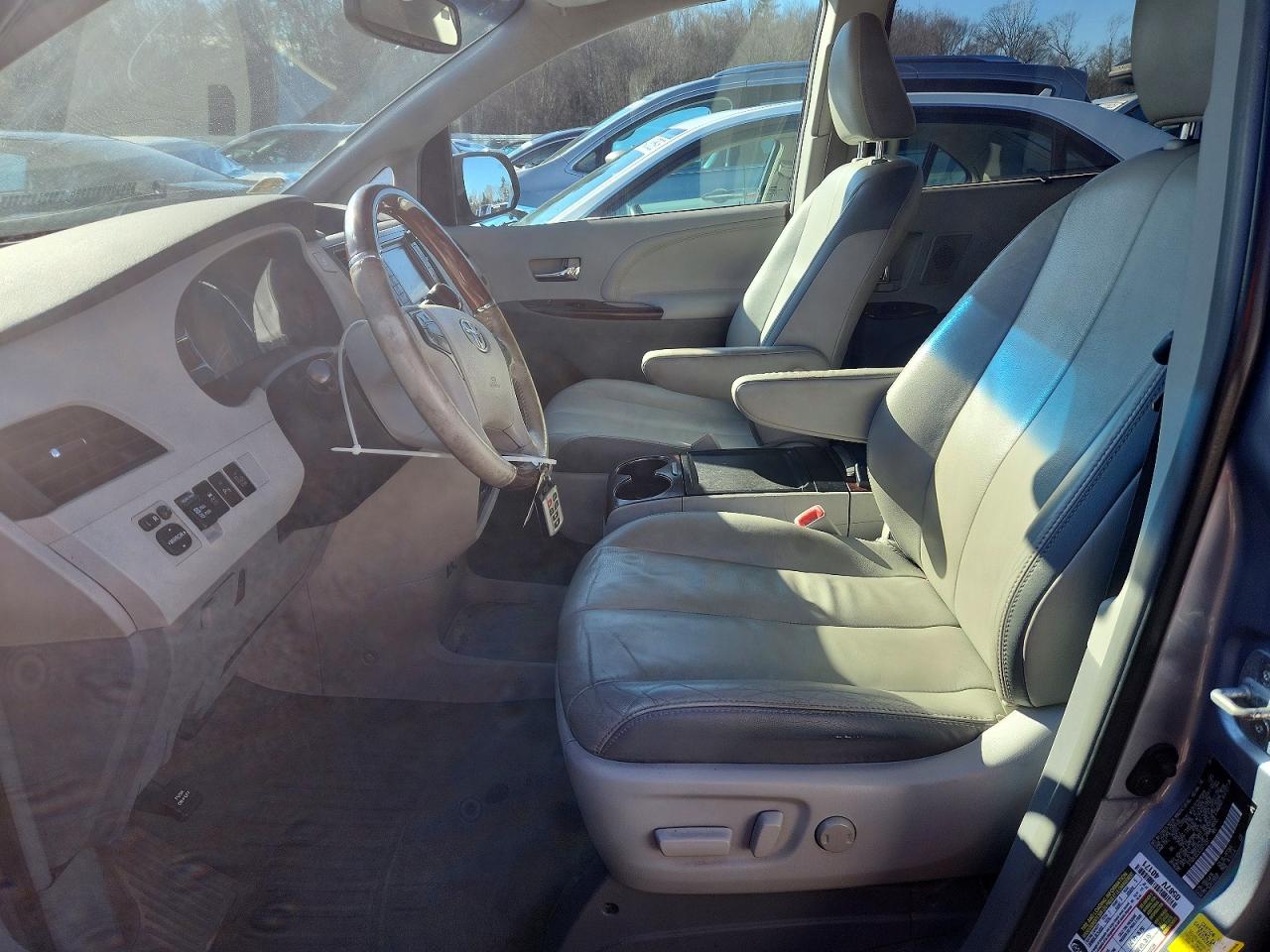 2013 TOYOTA SIENNA XLE photo 7
