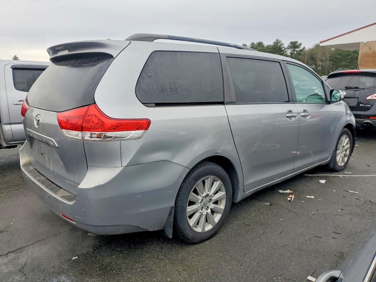 2013 TOYOTA SIENNA XLE photo 3