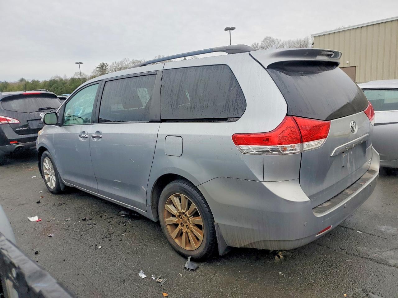 2013 TOYOTA SIENNA XLE photo 2