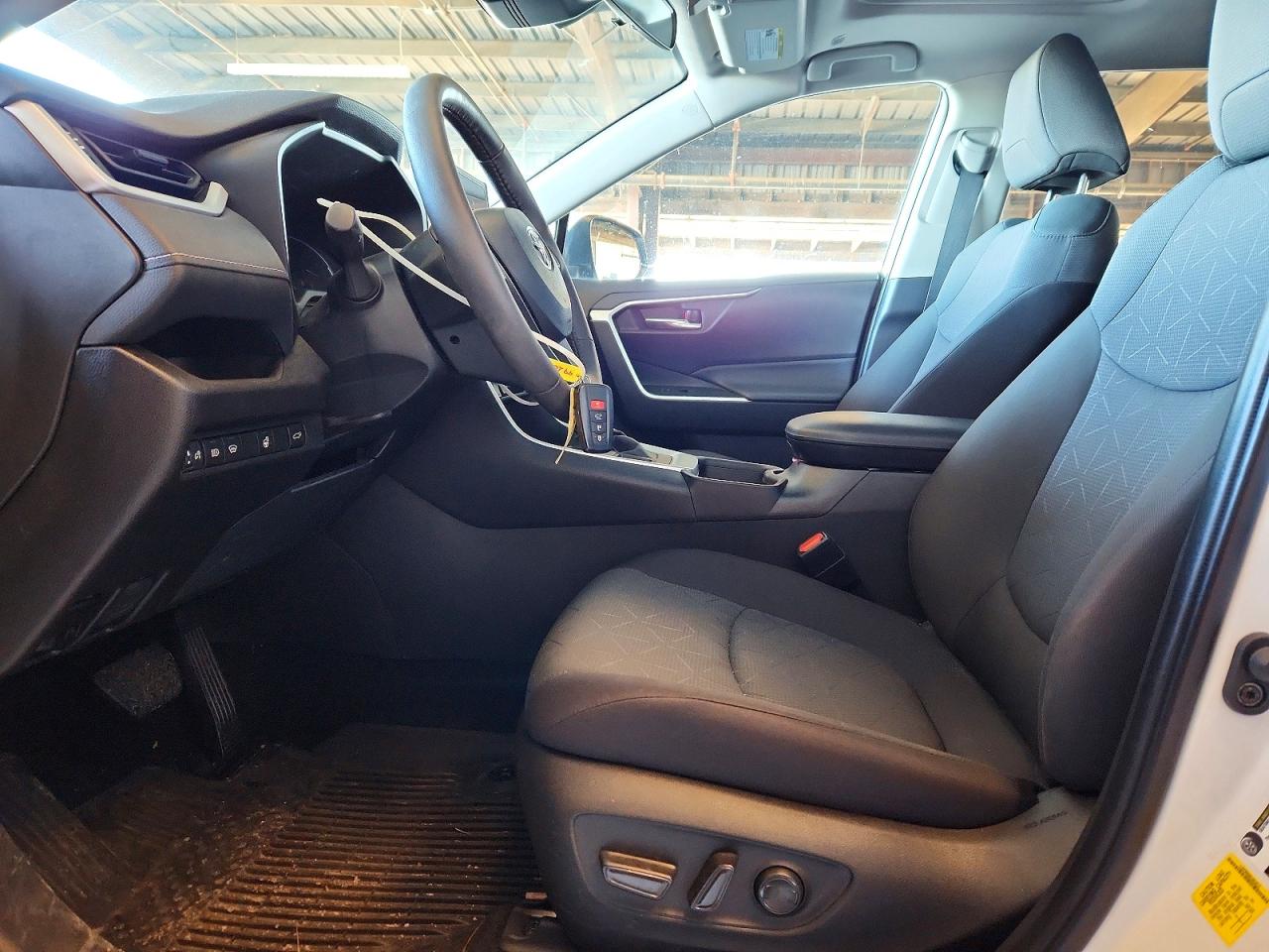 2024 TOYOTA RAV4 XLE photo 7