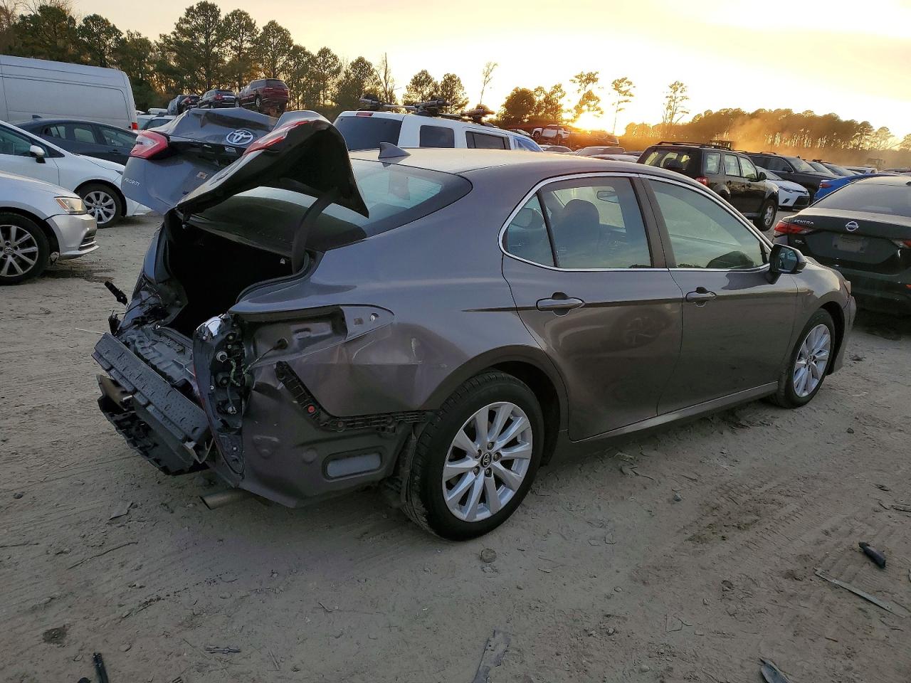 2020 TOYOTA CAMRY LE photo 3