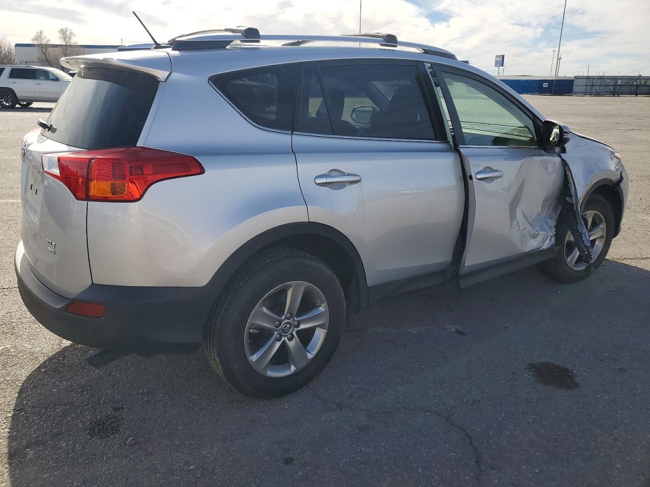 2015 TOYOTA RAV4 XLE photo 3
