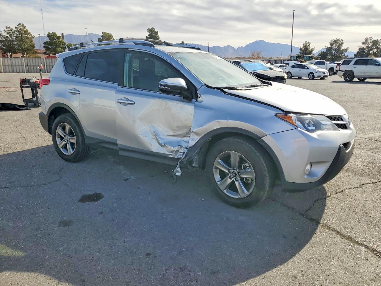 2015 TOYOTA RAV4 XLE photo 4