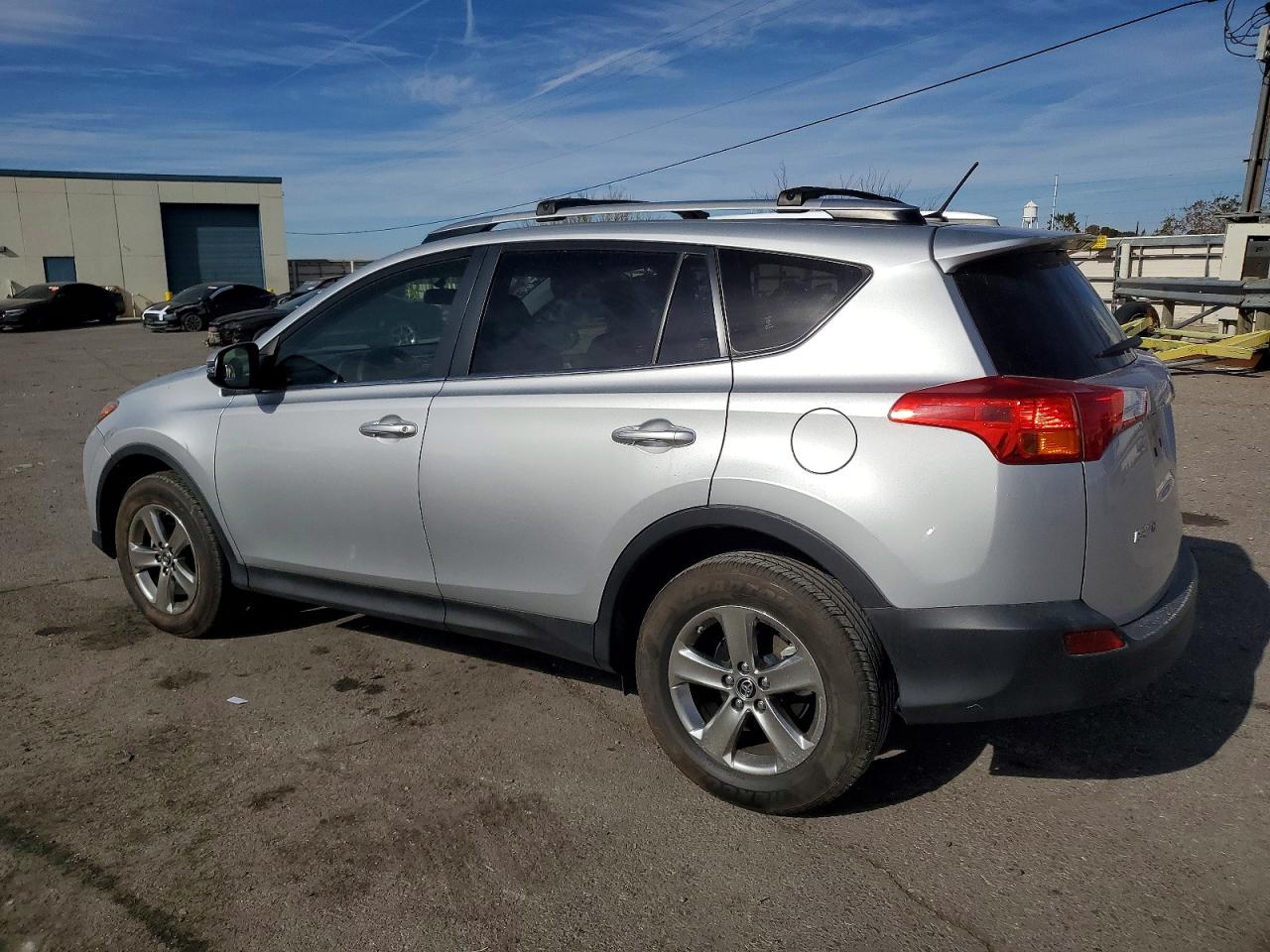 2015 TOYOTA RAV4 XLE photo 2