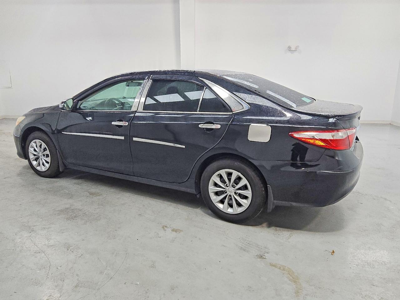 2017 TOYOTA CAMRY LE photo 4