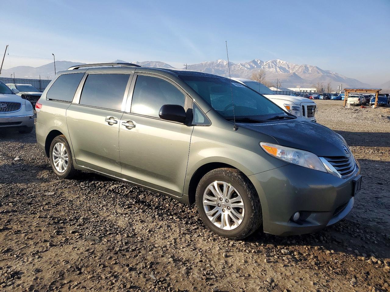 2014 TOYOTA SIENNA XLE photo 4