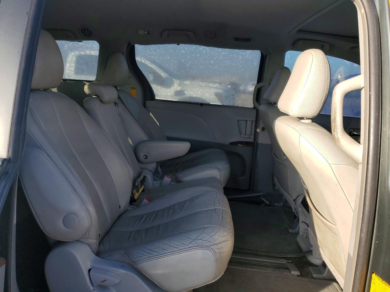 2014 TOYOTA SIENNA XLE photo 11