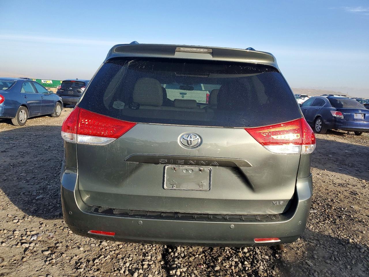 2014 TOYOTA SIENNA XLE photo 6