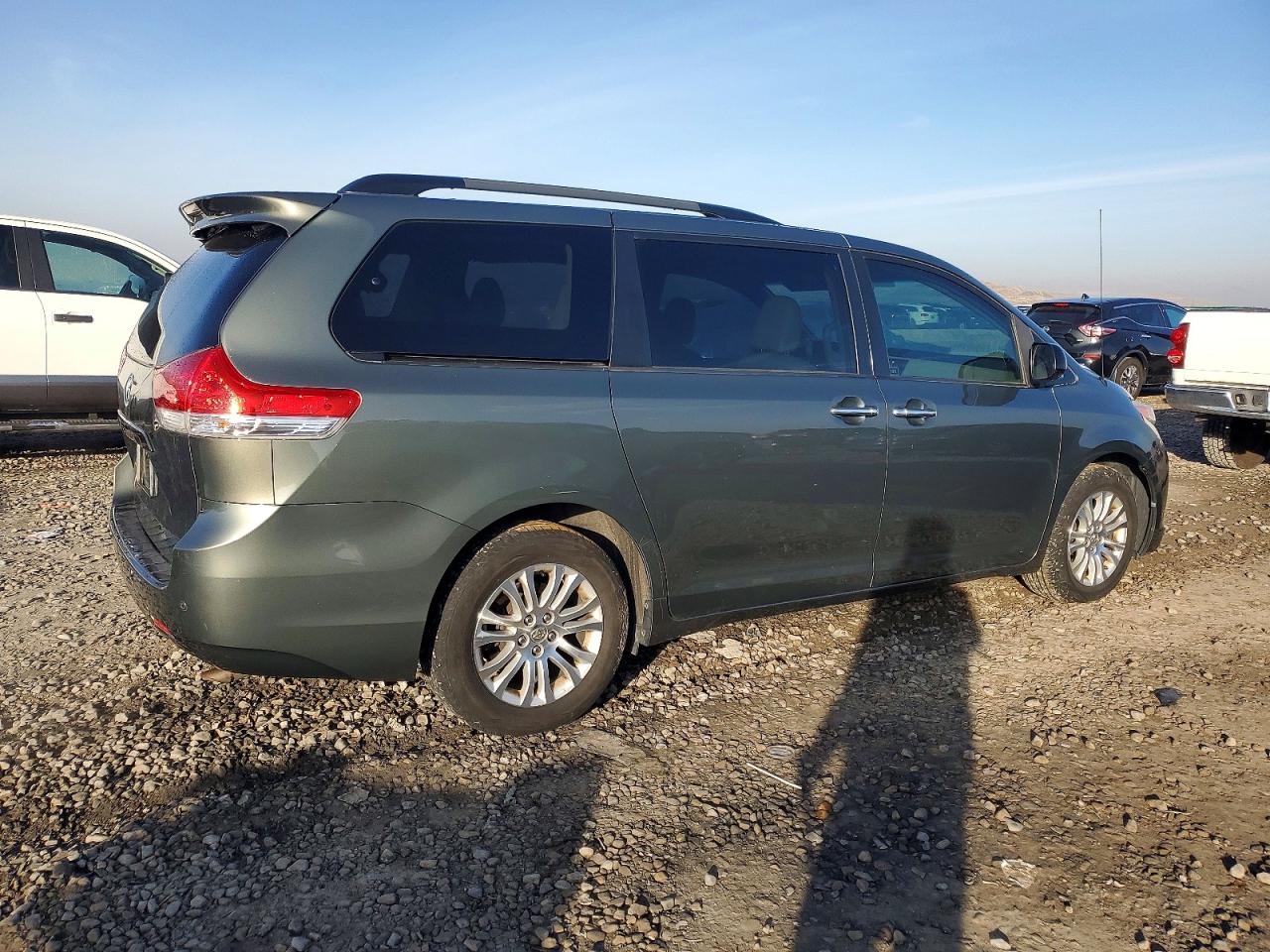 2014 TOYOTA SIENNA XLE photo 3