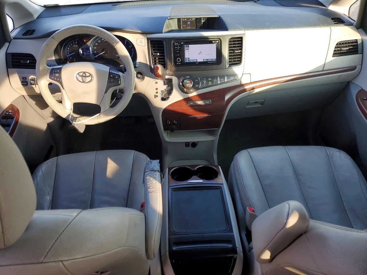 2014 TOYOTA SIENNA XLE photo 8