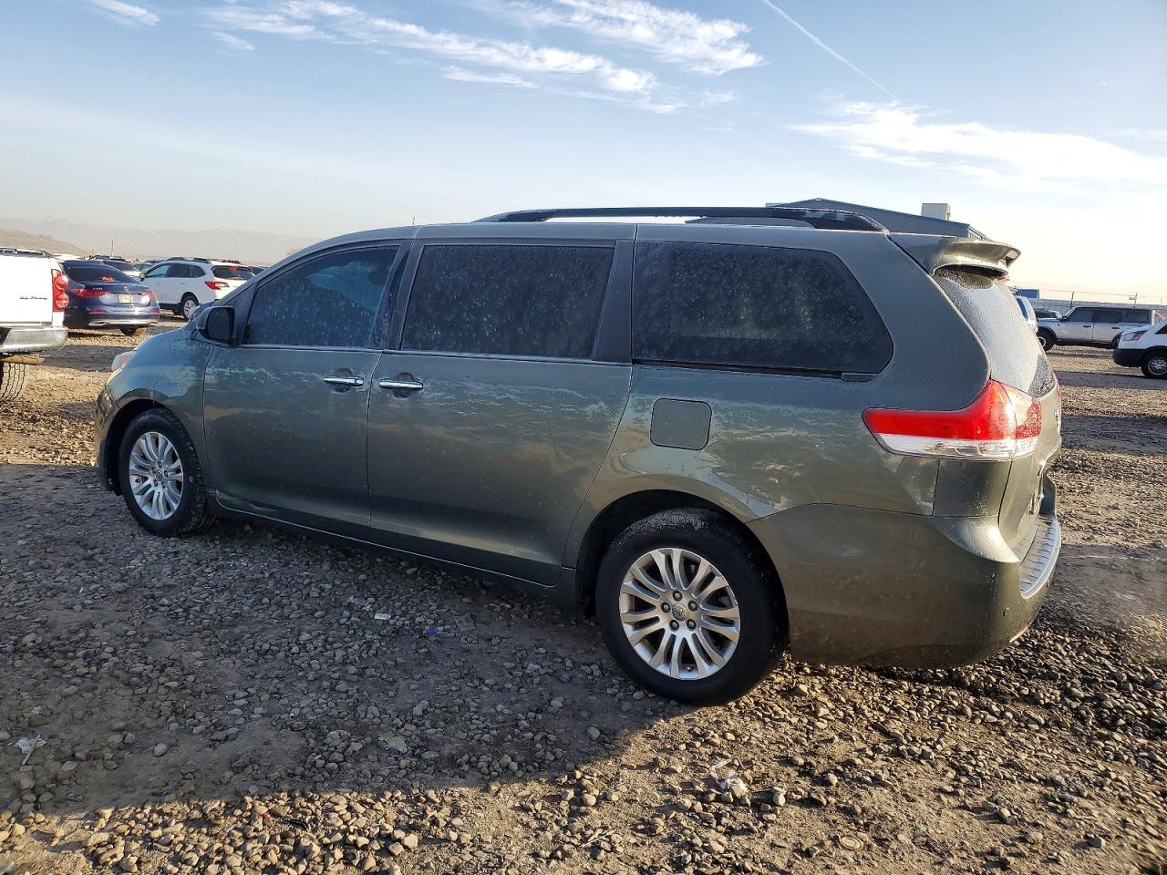 2014 TOYOTA SIENNA XLE photo 2