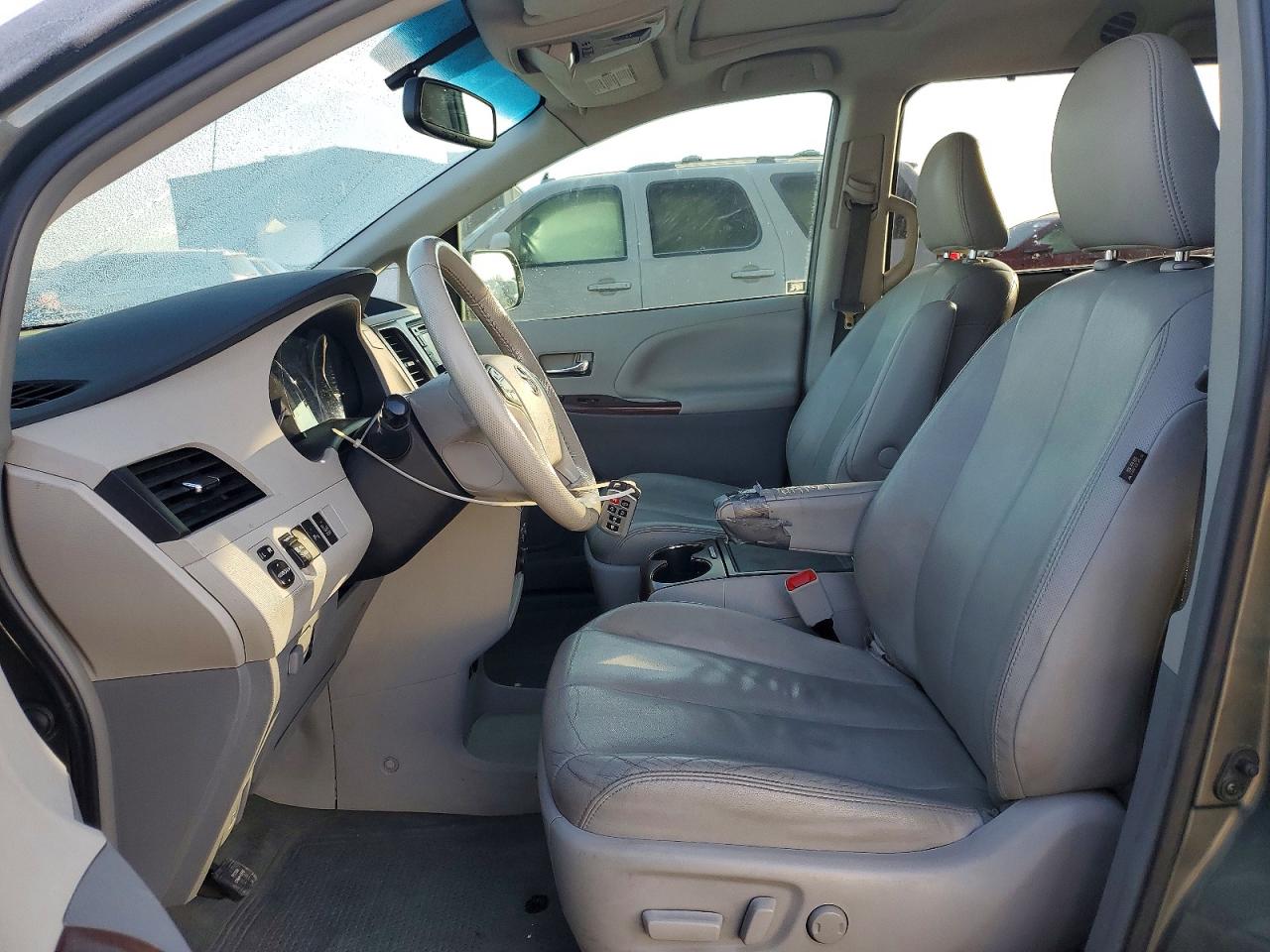 2014 TOYOTA SIENNA XLE photo 7