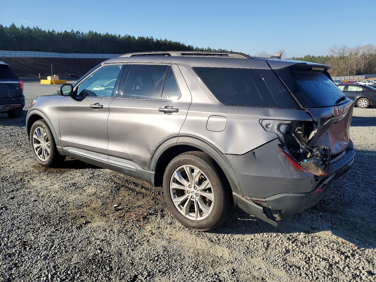 2023 FORD EXPLORER XLT photo 2