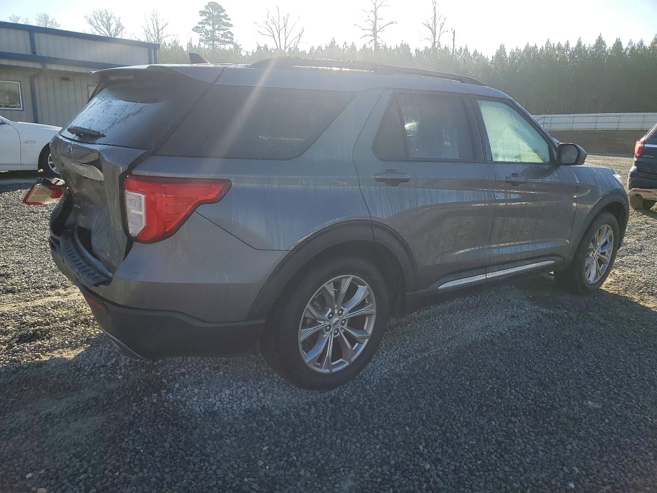 2023 FORD EXPLORER XLT photo 3
