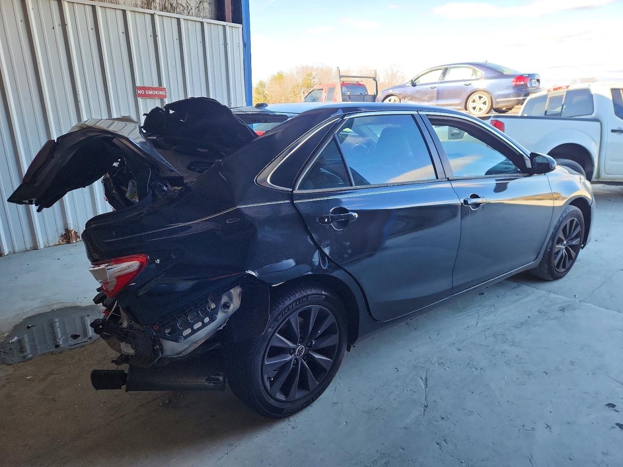 2016 TOYOTA CAMRY XSE photo 3