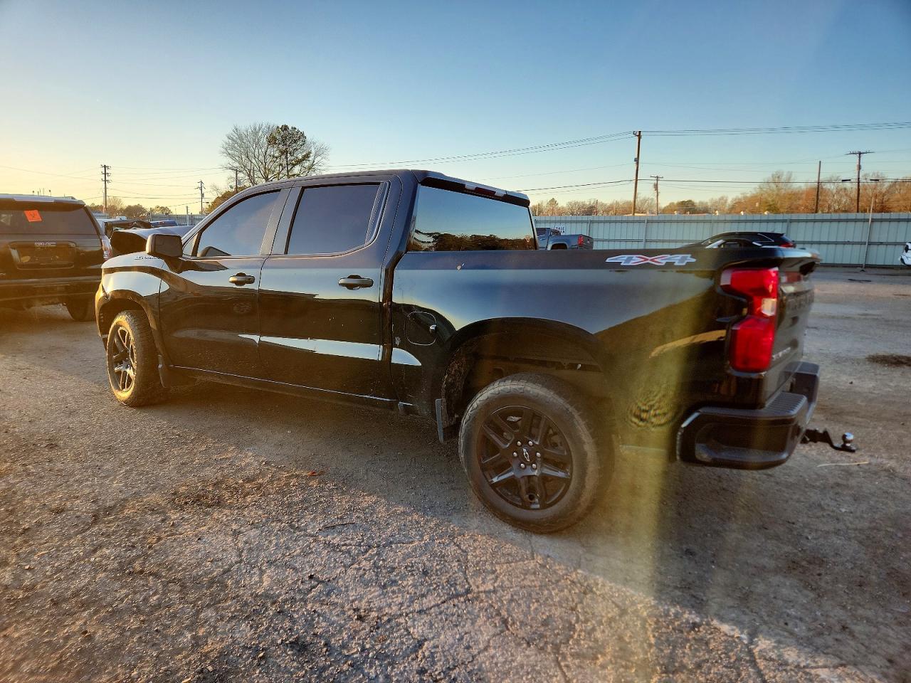 2023 CHEVROLET SILVERADO K1500 CUSTOM photo 2